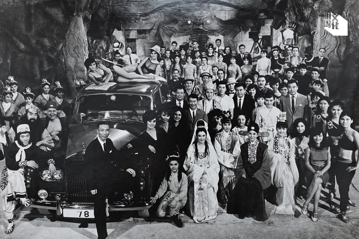一九六○年代,創辦人邵逸夫(車前)跟邵氏當時得令的明星大合照。