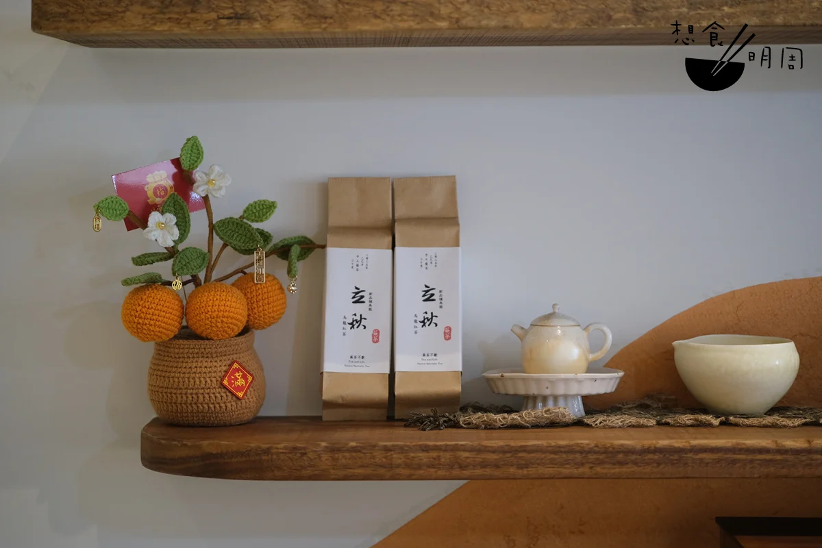 蕪茶不歡是名間鄉內唯一的新派茶館，以吧枱形式奉茶、飲茶、聽茶、說茶，打破品茶的老派印象。