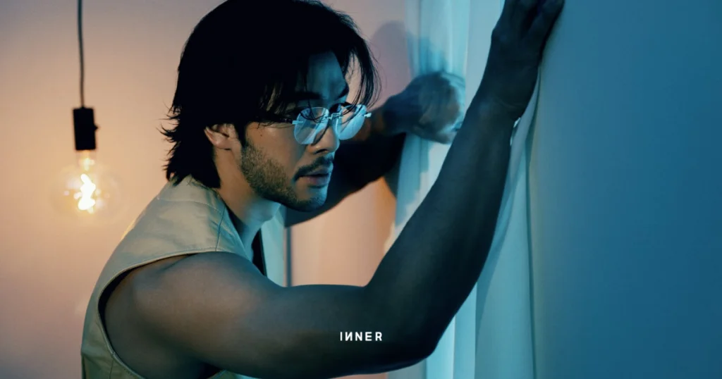 LEATHER JACKET, TANK TOP & JEANS, KARMUEL YOUNG GLASSES, POLETTE