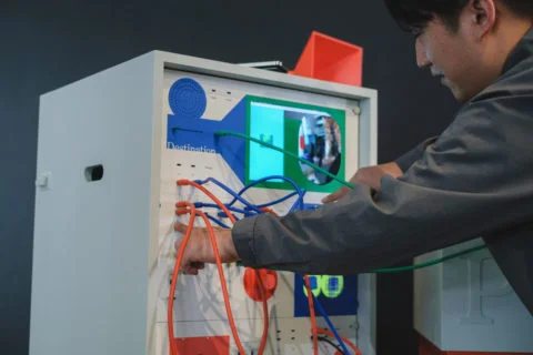 作品《Instrument.Play.Graphics - Modular Graphic Synthesizer -》，觀眾可以隨意「玩」出屬於自己的音樂與影像。