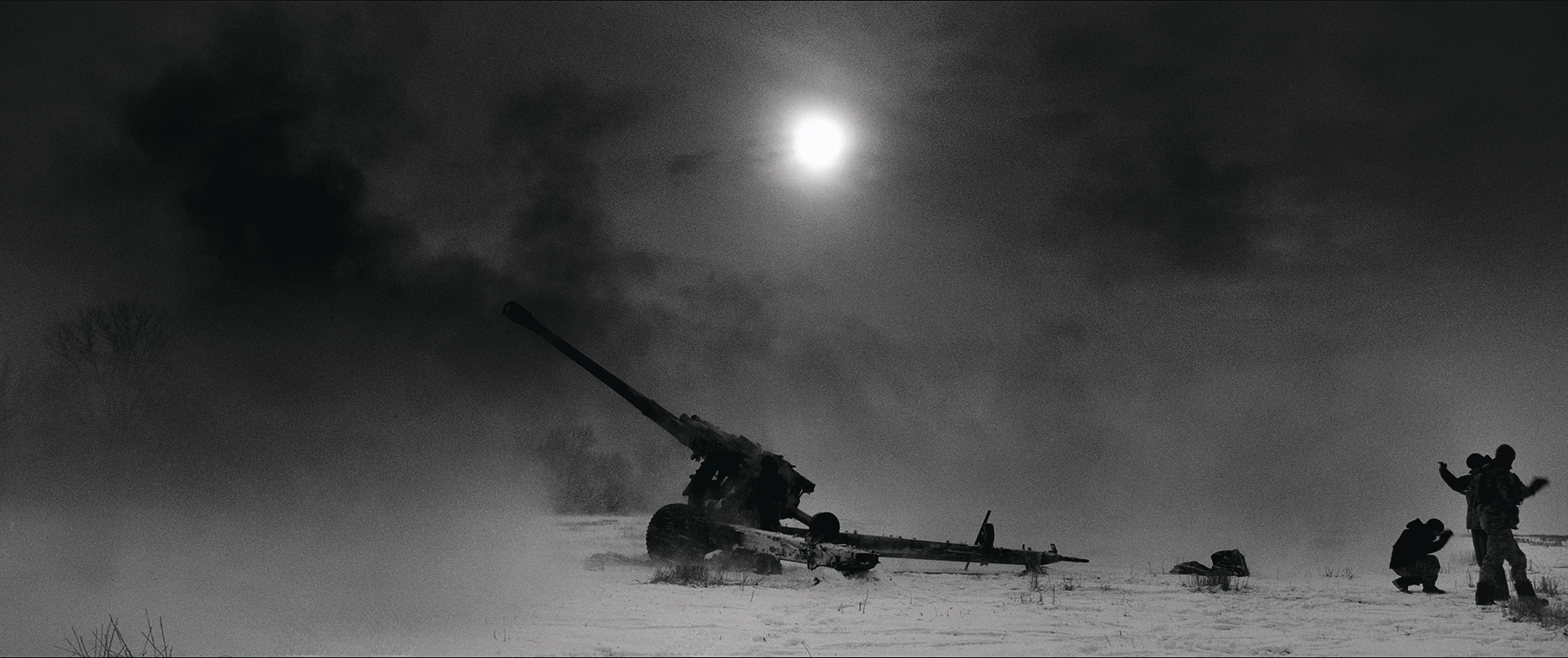 烏克蘭前線某處，軍人站在雪地上作戰。（Olivier Sarbil攝）