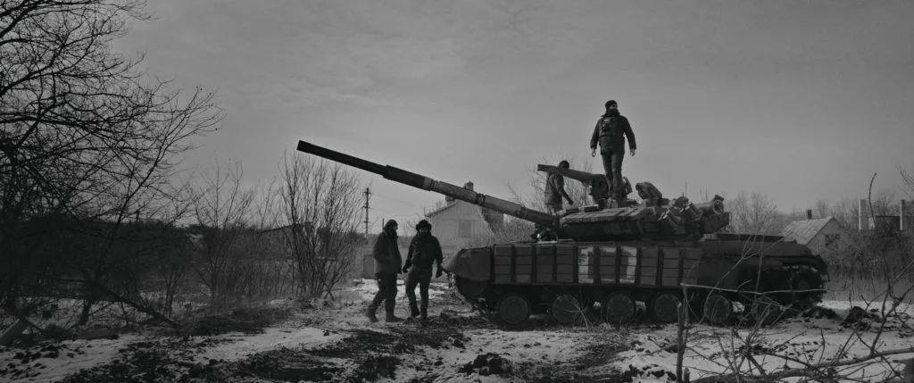 烏克蘭聽障攝影師Viktor（右）曾因聽力被拒參軍，最終自薦成為軍方義務攝影師。