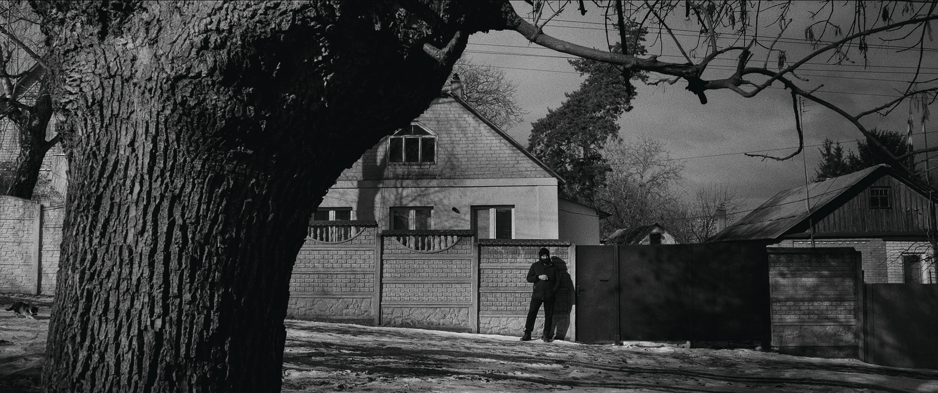 從前線回家後，Viktor站在家門外如常抽煙。 (Olivier Sarbil攝）