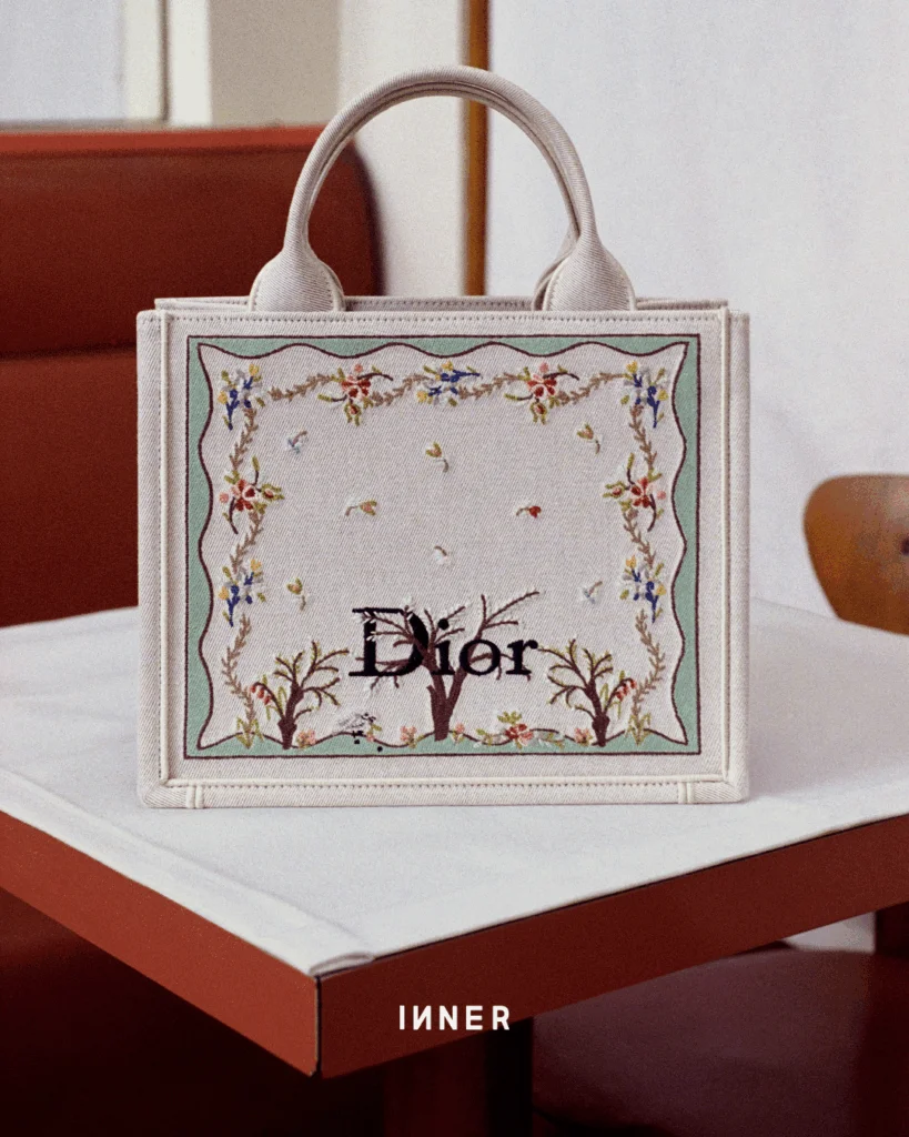 Dioramour小碼白色Revolution Flowers刺繡連肩帶Dior Book Tote