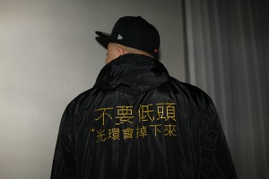 下個星期繼續講最新系列嘅廣東歌詞tee 各位讀者記得留意番這個被譽為史上最貴華人明星代言費的廉價tee系列嘅內幕啦 明周娛樂