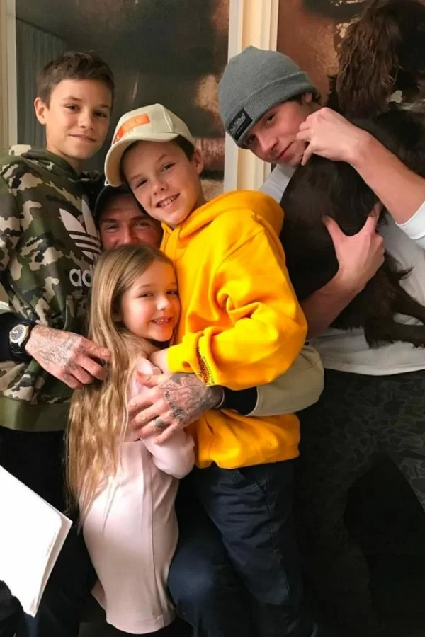 958302_victoria_beckham_david_beckham_family_photo_dd92aa5b02c63e3ea9b24afc4e8fde73-1-600x900