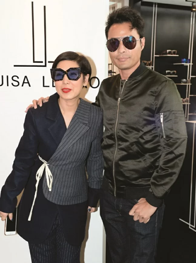 20161111 張達倫前晚新婚擺喜酒，昨日即為前度女友黎芷珊的眼鏡品牌活動撐場，他賣口乖稱戴過黎芷珊的產品後，再戴其他會很不自然。 黎芷珊表示會請前度男友張達倫及對方的新婚太太一起食飯補數。 (黃梓烜攝)