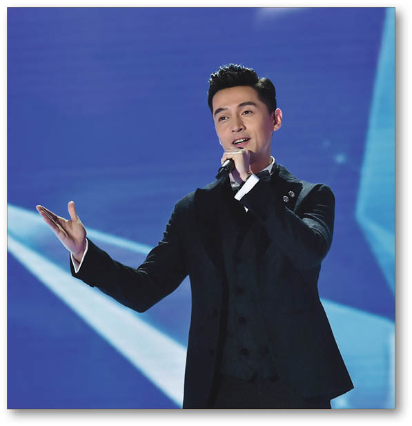 胡歌在北京舉行的中央電視台春節聯歡晚會上，身穿Giorgio Armani西裝亮相，獻唱《在此刻》，官仔骨骨的他演得又唱得，成為該品牌代言人後，未來日子，在不同場合都會繼續獻上不同的型格打扮呢。
