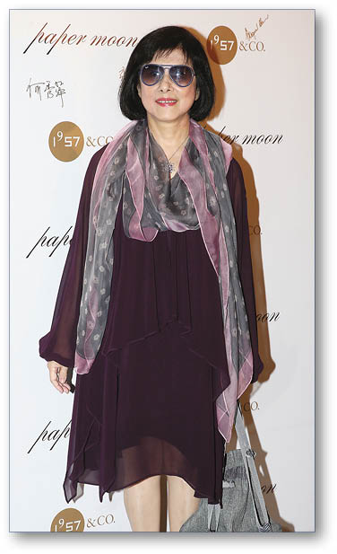民以食為天,向來低調的張敏儀現身Paper Moon開幕禮,風采依然,張大姐雖然並非明星,但每次現身總會有鎂燈閃個不停,所以戴着墨鏡以備不時之需。
