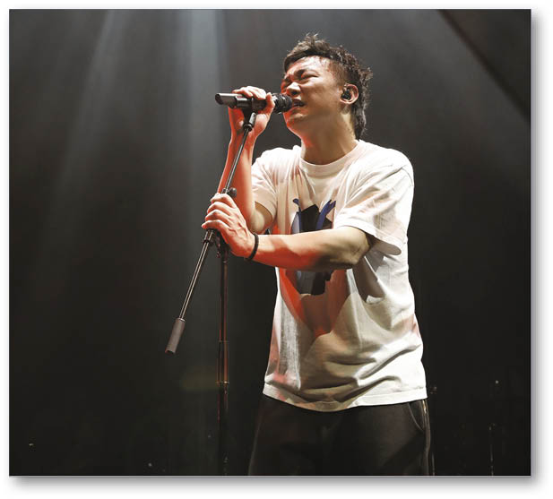 陳奕迅在柏林舉行《C'mon in～Tour》演唱會，成為首位在柏林舉辦個人音樂會的香港歌手，期間粉絲要求來一段freestyle，Eason即大跳霹靂舞，對於表演風格向來自由奔放的他來說，無難度呢。