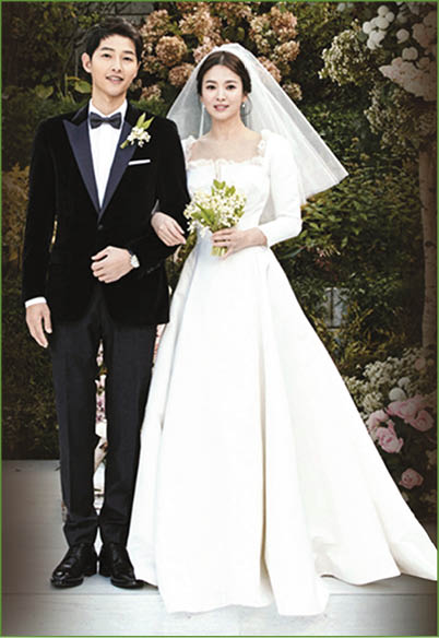 宋仲基和宋慧喬一直洋溢出幸福的笑容，甜蜜程度羨煞旁人。