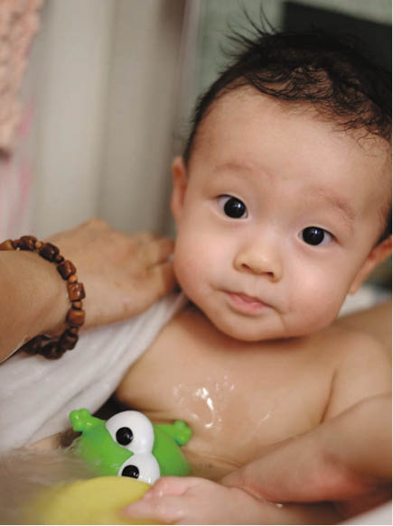 雷子樂只有十一個月大，不過驟眼看，他的樣子卻似一歲多的小朋友。