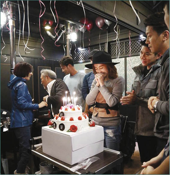 林漪娸當地友人及導遊與翻譯分別送上蛋糕予蔣家旻，令她驚喜萬分。