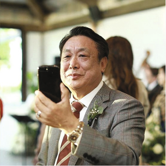 阿樂的爸爸看到兒子完成終身大事表現興奮