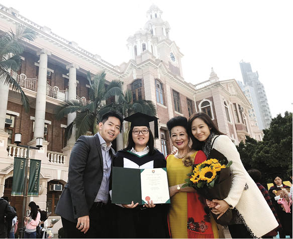 孻女珠珠終於香港大學碩士畢業，一家人齊齊出席畢業禮，家燕姐說這晚興奮得難以入睡。