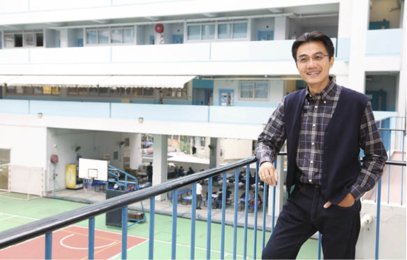 這天來到母校基智中學接受訪問，他說最難忘是學生時代在球場打籃球至天黑，最終被訓導主任趕走。