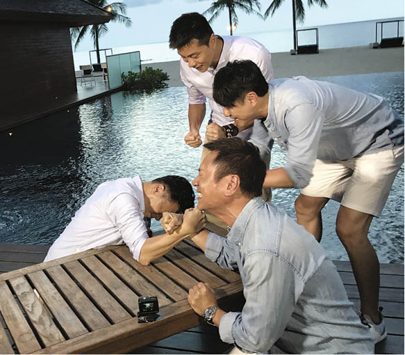 姊妹出埠就鬥靚，四條麻甩佬出埠當然鬥力，即場比試拗手瓜。