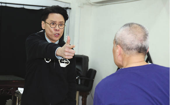 他與倪秉郎相識多年，早前才合作過舞台劇《莎士對比亞》，今次更顯默契。