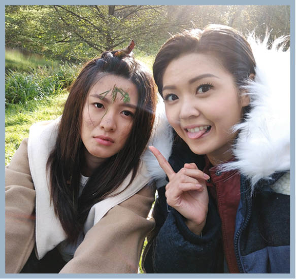 劇中江嘉敏需在草地滾動，令臉上佈滿草碎，被Toby笑指花面貓。