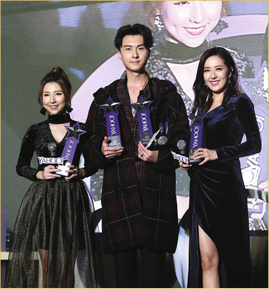 唐詩詠與王浩信一起奪yahoo網站的民選視帝及視后，他與譚嘉儀合唱的《陪着你走》奪「人氣電視劇集歌曲」。