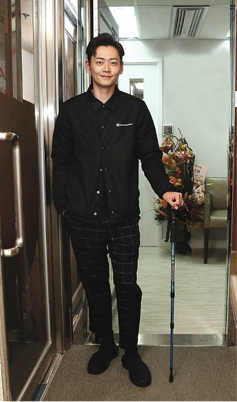 張振朗經好友周志文介紹到旺角進行物理治療，他表示目前腰仍不能彎，亦不能走太遠。