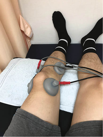 治療中心特別以類似拔罐的儀器，來為他減輕痛楚。