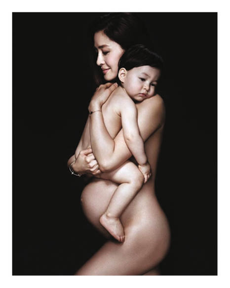 懷着第二胎時，抱着大兒子拍攝大肚寫真。