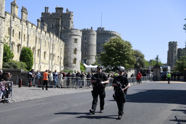 Police patrol outside Windsor Castle in Windsor on May 17, 2018 two days before the royal wedding of Prince Harry and Meghan Markle. Britain's Prince Harry and US actress Meghan Markle will marry on May 19 at St George's Chapel in Windsor Castle. Daly, who camped out at Westminster Abbey with her dog Camilla in 2011 to see Prince William and his new bride Catherine, is in Windsor to greet Harry and Meghan on their big day, May 19. / AFP PHOTO / Odd ANDERSEN