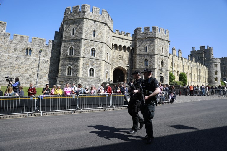 Police patrol outside the Henry VIII Gate at Windsor Castle in Windsor on May 17, 2018 two days before the royal wedding of Prince Harry and Meghan Markle. Britain's Prince Harry and US actress Meghan Markle will marry on May 19 at St George's Chapel in Windsor Castle. Daly, who camped out at Westminster Abbey with her dog Camilla in 2011 to see Prince William and his new bride Catherine, is in Windsor to greet Harry and Meghan on their big day, May 19. / AFP PHOTO / Odd ANDERSEN