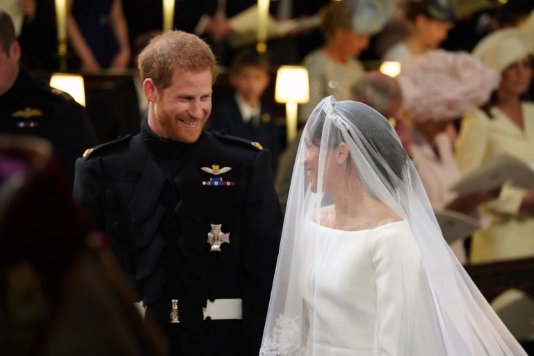 Britain's Prince Harry, Duke of Sussex, (L) and US fiancee of Britain's Prince Harry Meghan Markle arrive at the High Altar for their wedding ceremony in St George's Chapel, Windsor Castle, in Windsor, on May 19, 2018. / AFP PHOTO / POOL / Jonathan Brady