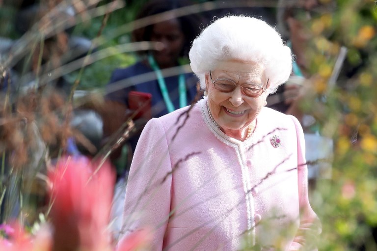 Britain's Queen Elizabeth II visits the 2018 Chelsea Flower Show in London on May 21, 2018. The Chelsea flower show, held annually in the grounds of the Royal Hospital Chelsea, opens to the public on May 22. / AFP PHOTO / POOL / Chris Jackson