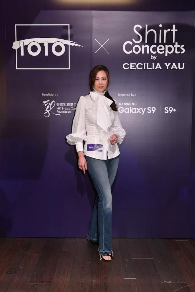 王馨平一身古典恤衫配上牛仔褲出席慈善恤衫義賣活動，為香港乳癌基金會出一分力。 