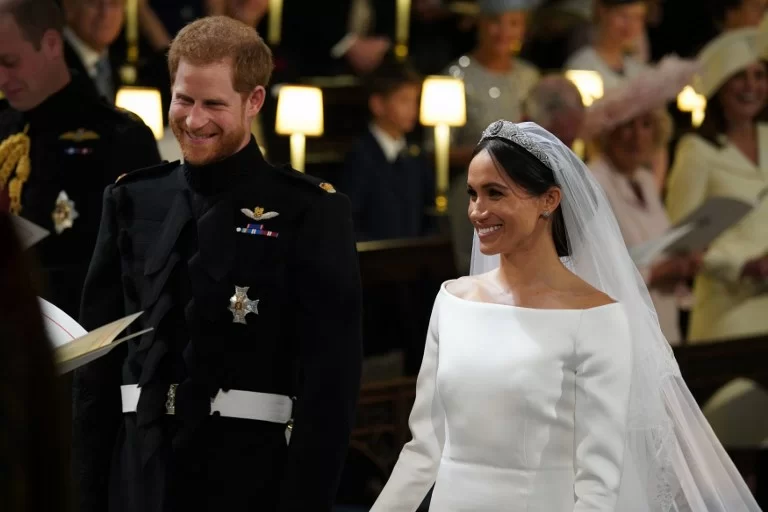Britain's Prince Harry, Duke of Sussex, (L) and US fiancee of Britain's Prince Harry Meghan Markle arrive at the High Altar for their wedding ceremony in St George's Chapel, Windsor Castle, in Windsor, on May 19, 2018. / AFP PHOTO / POOL / Jonathan Brady
