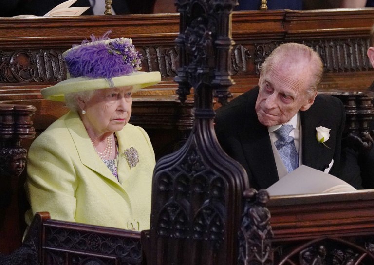早前接受髖骨手術的菲臘親王與英女皇一同出席孫仔婚禮（圖片來源：法新社 AFP PHOTO / POOL / Jonathan Brady）