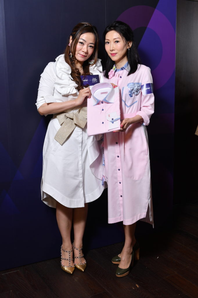 時裝設計師Cecilia Yau與身穿自己作品的丘凱敏合照。 