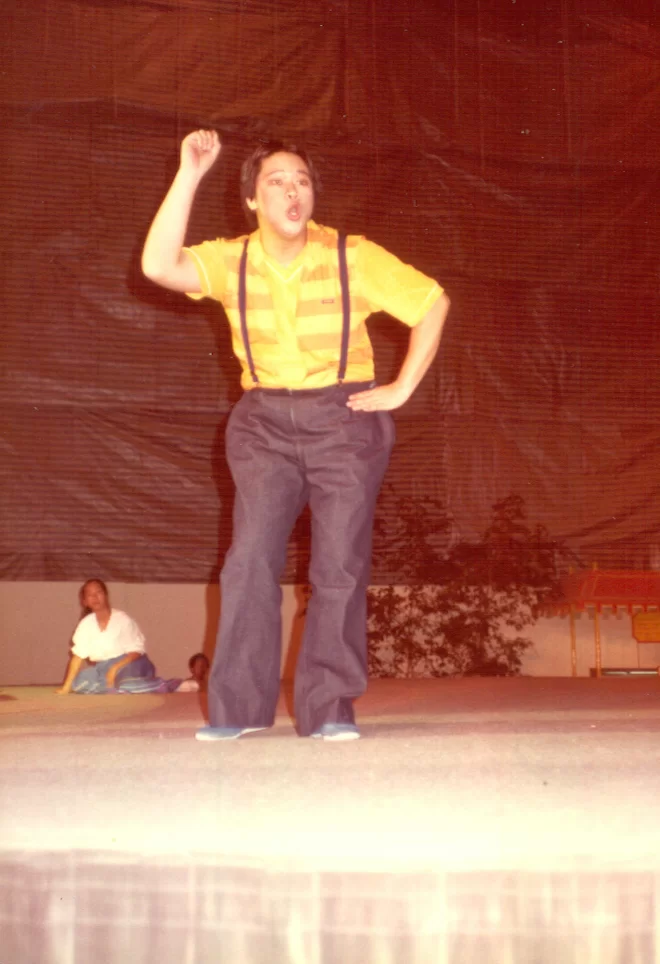 讀港大時期,讀舞台製作,也間中登場演話劇。