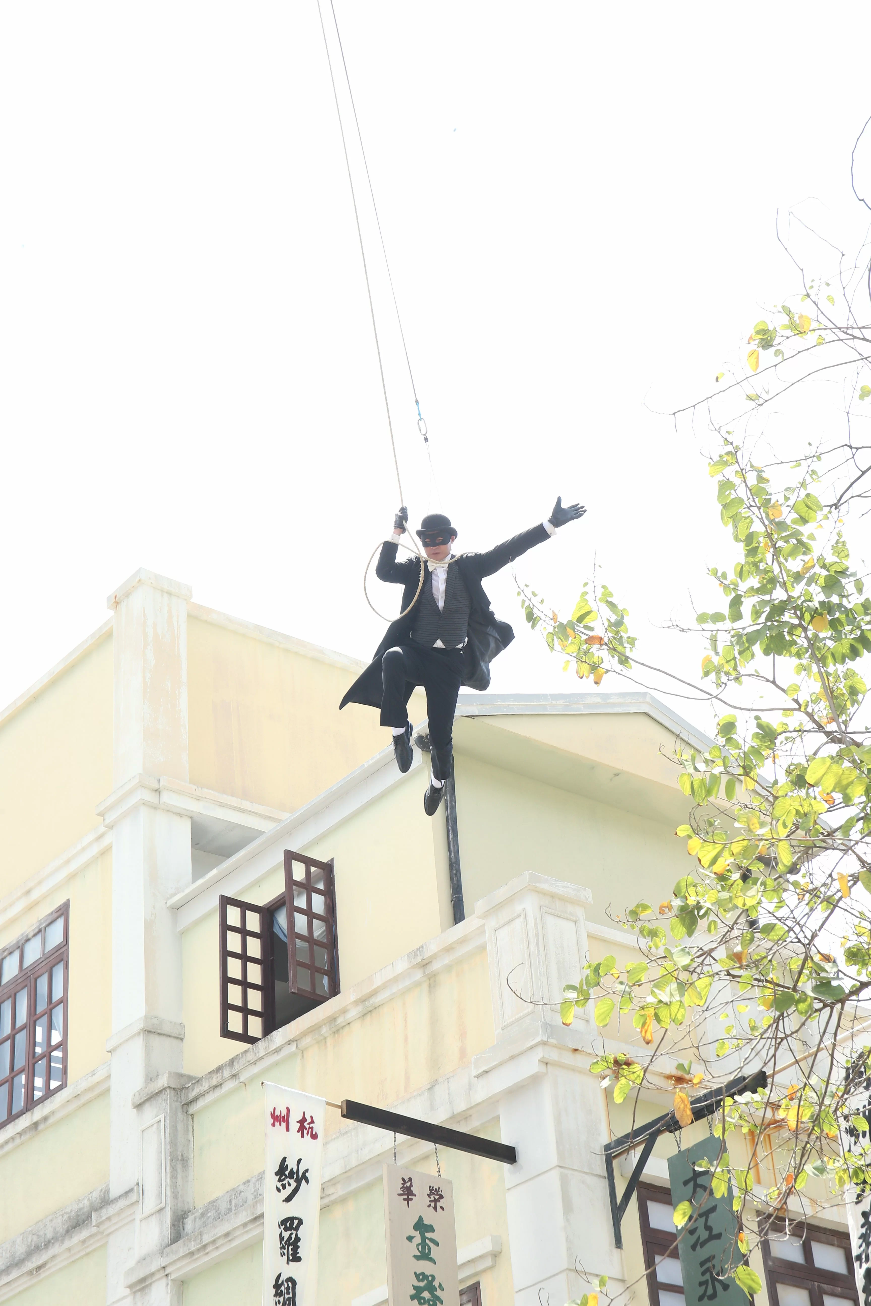 黃智賢吊威也在空中飛來飛去，有當有型。
