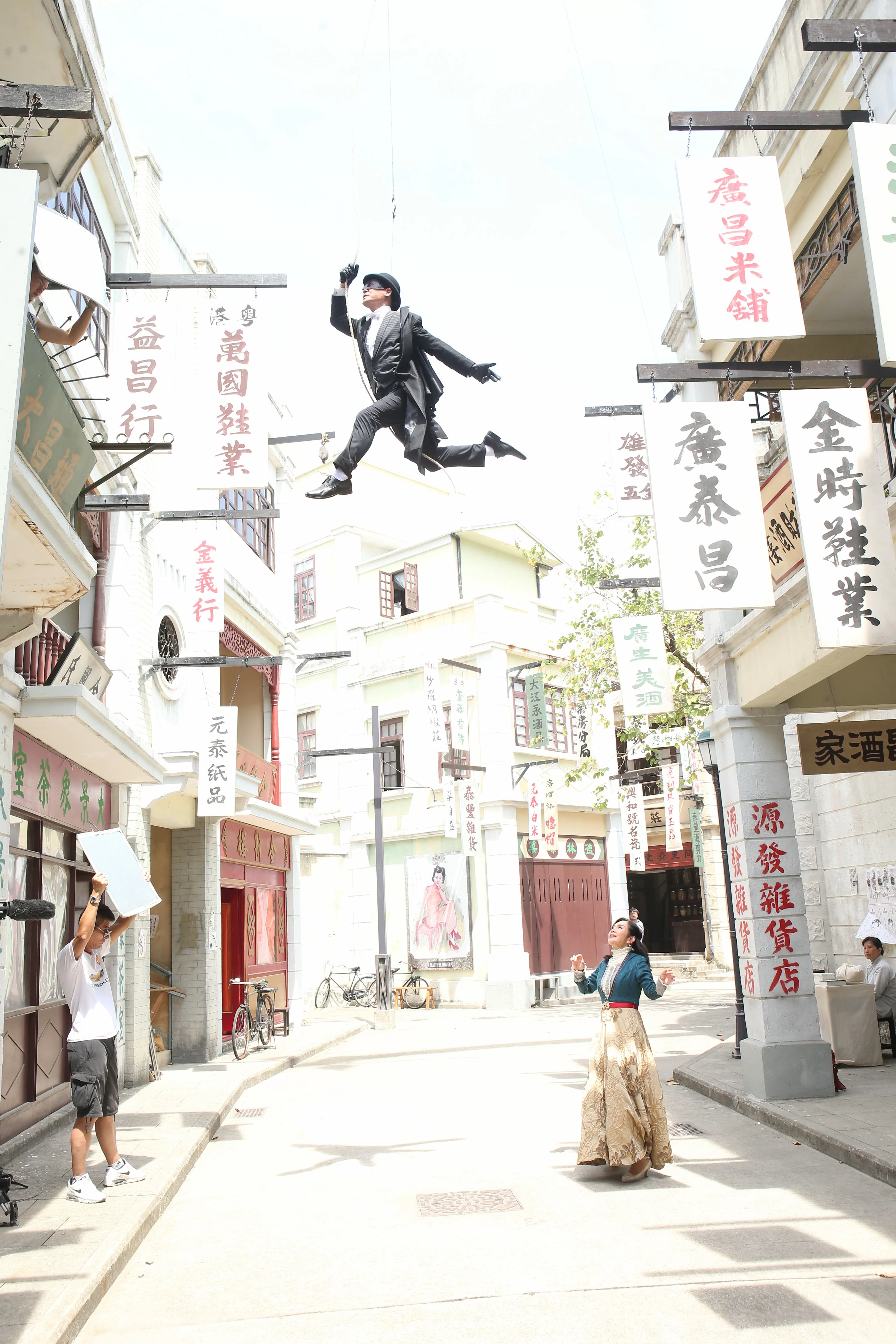 劇中飾演蒙面黑俠的黃智賢瞬間由地面升上天，令陳松伶嘆為觀止。