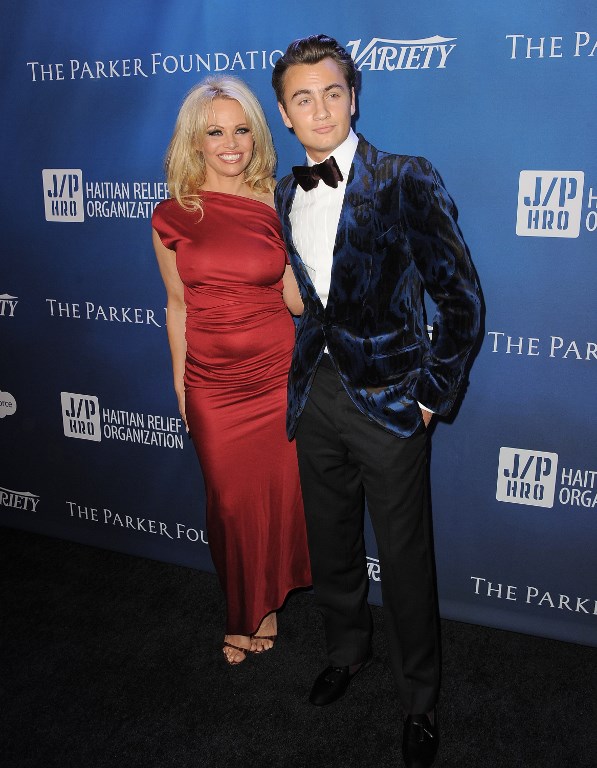 BEVERLY HILLS, CA - JANUARY 09: Actress Pamela Anderson (L) and son Brandon Thomas attend the 5th Annual Sean Penn & Friends HELP HAITI HOME Gala benefiting J/P Haitian Relief Organization at Montage Hotel on January 9, 2016 in Beverly Hills, California. Angela Weiss/Getty Images/AFP