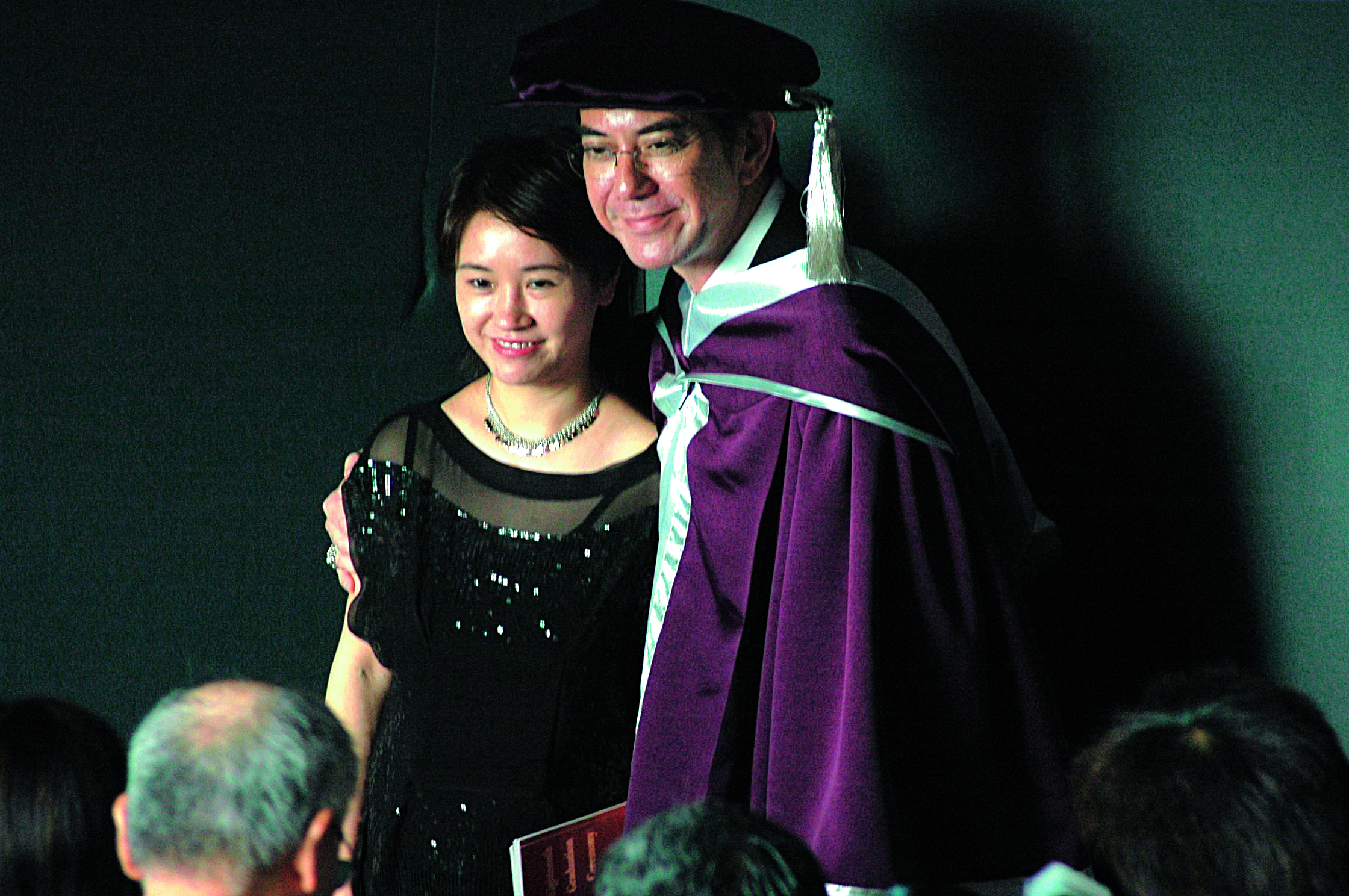 黃秋生獲演藝學院頒授院士榮譽 圖為其太太來支持，秋生當然開心 梁迺楠攝 MPN