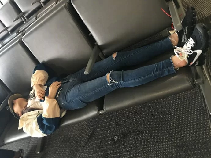 林允的「機場時尚」間中頗有真實感