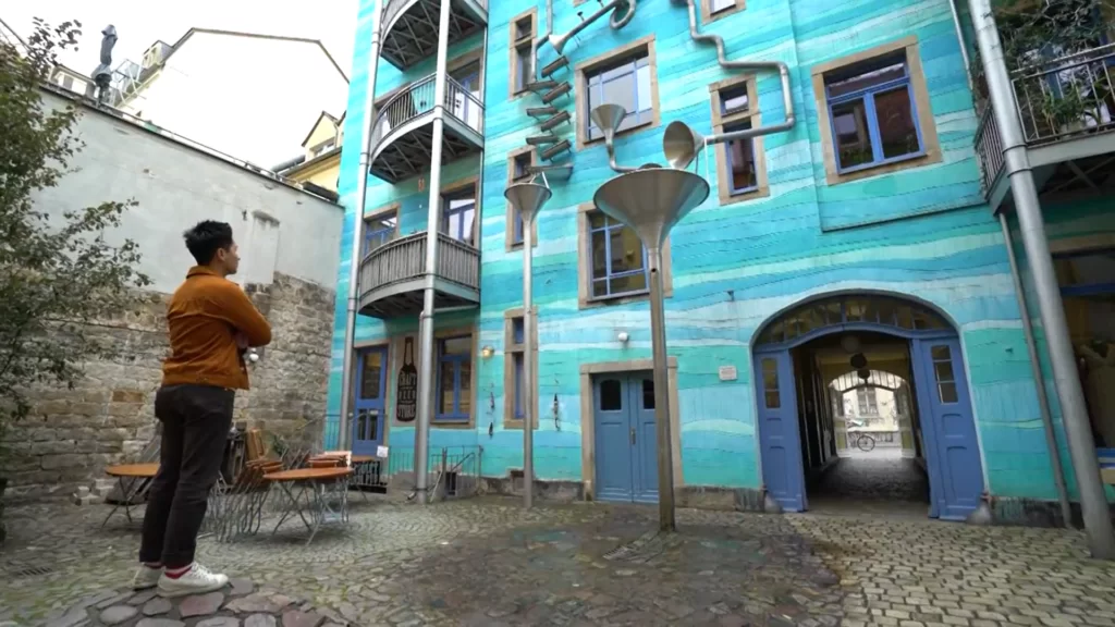 雕刻家 Annette Paul名為「光雨庭」的作品，以排水管來創造一個宛如<a href=