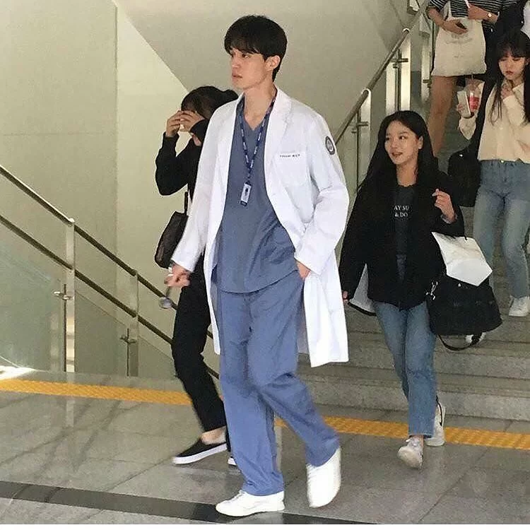 不做黑色的地獄使者,李棟旭今次做白袍醫生。