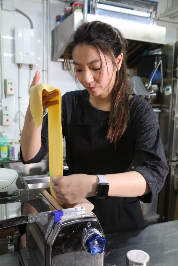 以日本雞蛋及麵炒搓成的麵團，要反覆過機碌十二次，做到均勻效果，才切成條狀。 