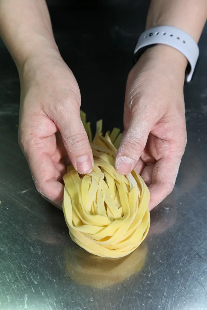 煮慣住家麵的阿芝堅持每碟意粉都即淥即炒，要做到口感煙韌（Al dente）的效果，每天賣完即止，確保食物新鮮。 