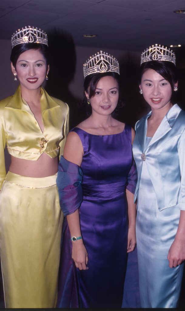 楊婉儀是九五年香港小姐冠軍，更是首位獲真鑽石后冠的，估值約百多萬。 