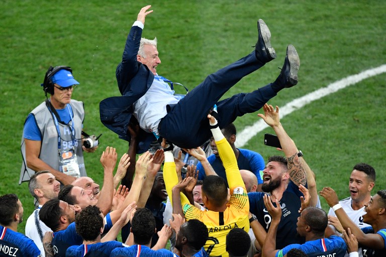 France's coach Didier Deschamps (up C) celebrates with his team players at the end of the Russia 2018 World Cup final football match between France and Croatia at the Luzhniki Stadium in Moscow on July 15, 2018. / AFP PHOTO / Alexander NEMENOV / RESTRICTED TO EDITORIAL USE - NO MOBILE PUSH ALERTS/DOWNLOADS