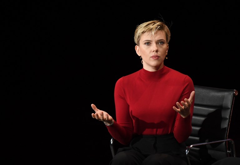Actress Scarlett Johansson speaks at the Eighth Annual Women In The World Summit at Lincoln Center for the Performing Arts on April 6, 2017 in New York. / AFP PHOTO / ANGELA WEISS