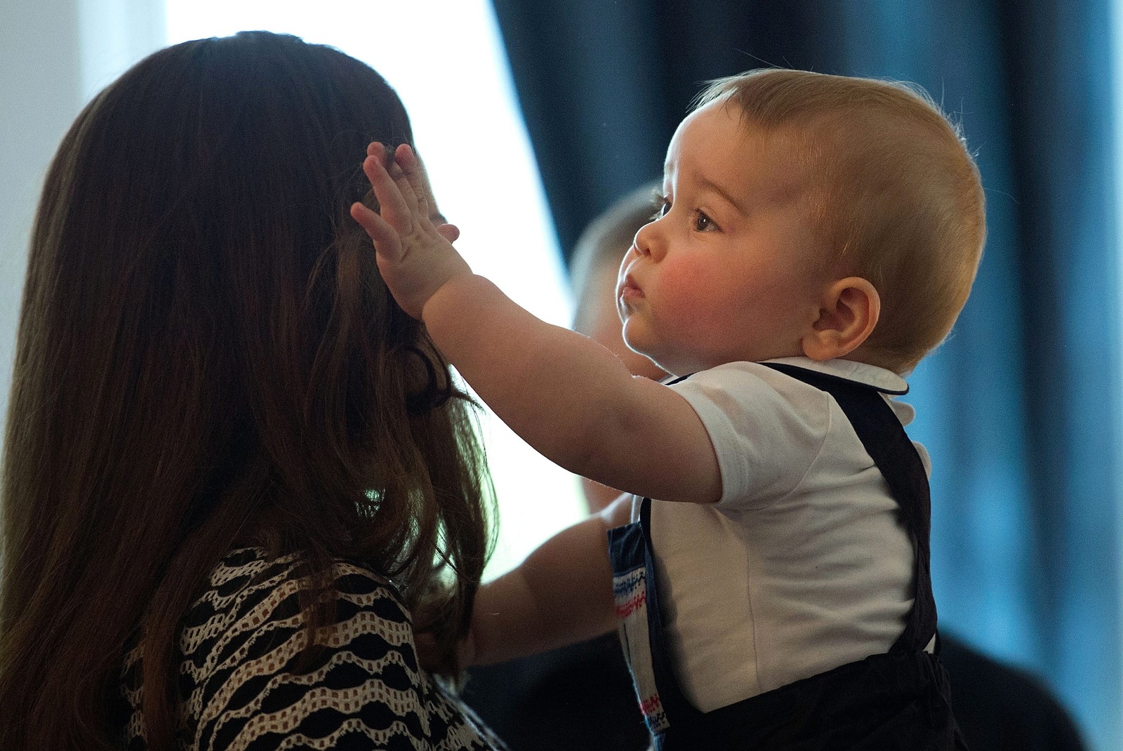 epa04159872 Catherine, Duchess of Cambridge holds Prince George during a Plunket nurse and parents group visit at Government House in Wellington, New Zealand, 09 April 2014. Plunket is a national not-for-profit organisation that provides care for children and families in New Zealand. EPA/Marty Melville / POOL +++(c) dpa - Bildfunk+++
