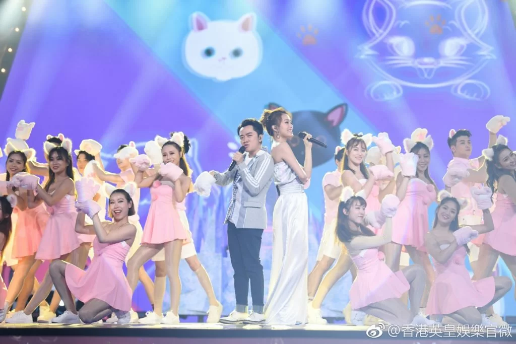 近年祖兒積極向內地發展,頻頻亮相綜藝,上周出席王祖藍主持的《奔跑吧》,兩人合唱網路神曲《學貓叫》。